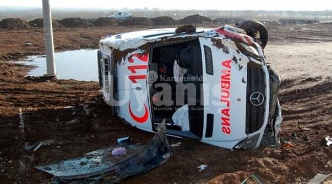 Karaman'da ambulans devrildi: 3 yaralı