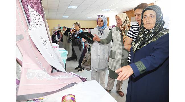 Kadınlardan el sanatları sergisi