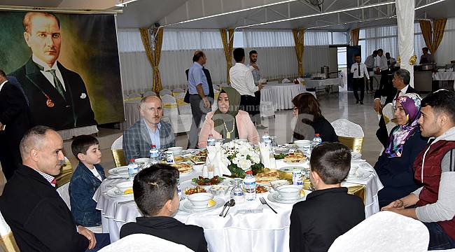 Koruyucu aileler iftar yemeğinde buluştu