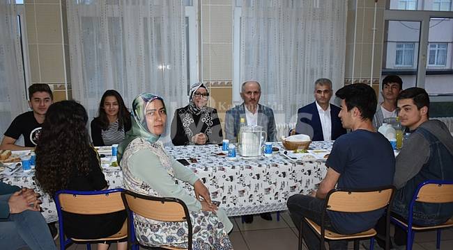 Öğrencilerin iftar sofrasına misafir oldular