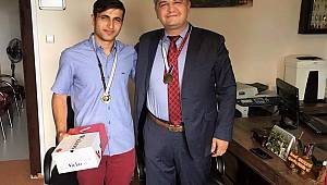Zorlu yüzme birincisini kutladı