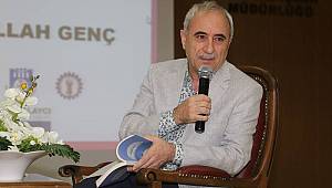 Şair Nurullah Genç Kitap Fuarında sevenleriyle buluştu