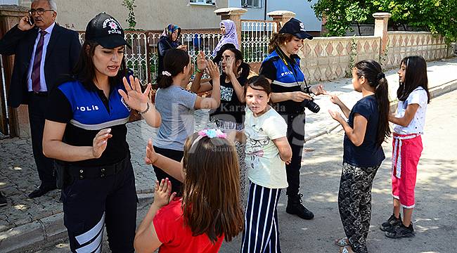 Karaman'da polisler çocuklarla oyun oynadı