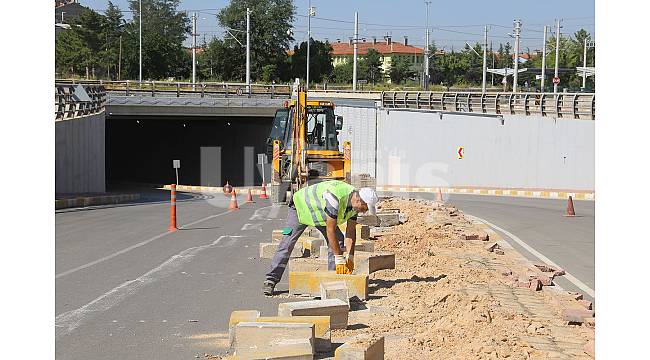 Larende altgeçidi aydınlatılıyor