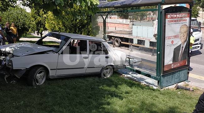 Otomobil önce ağaca sonra otobüs durağına çarptı
