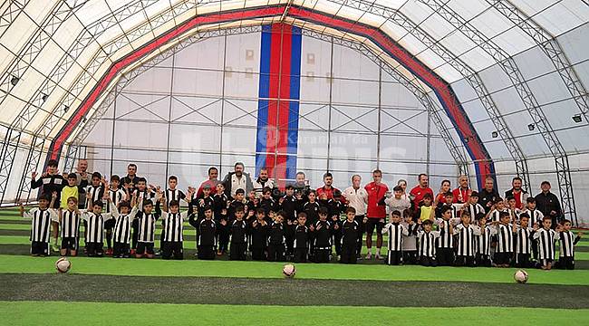 Beşiktaş Futbol Okulunu ziyaret edecekler