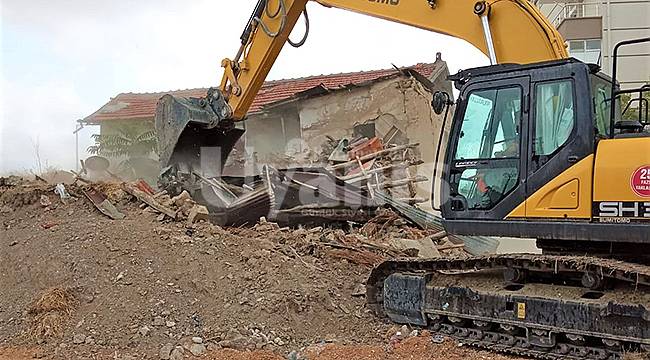 Karaman'da metruk binalar yıkılıyor