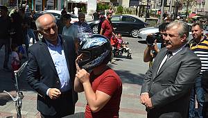 Karaman'da motosiklet sürücülerine kask dağıtıldı
