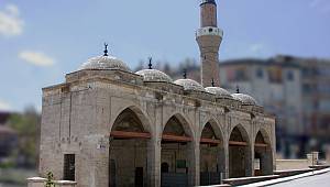 Yunus Emre Camii Penceresinde Yunus Emre Dönemi Mezar Taşı