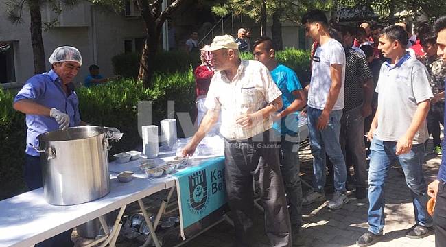 Karaman Belediyesi vatandaşlara aşure dağıttı