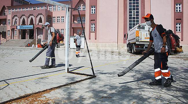 Karaman'da okul bahçeleri temizlendi
