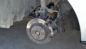 Araç motoruna sıkışan yavru kedi kurtarıldı