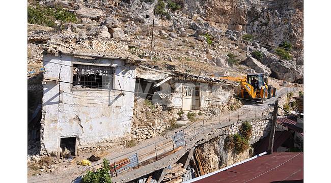 Tehlikeli yapıların yıkımına başlandı