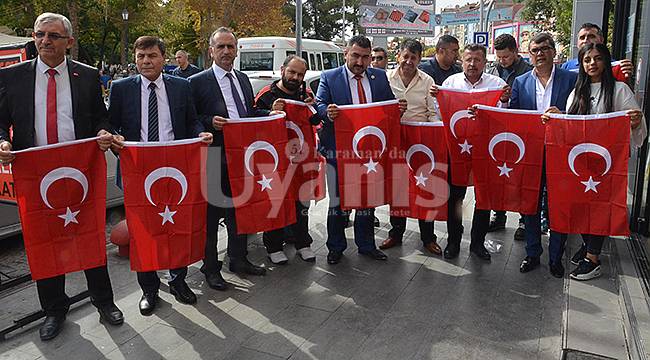 Türk Bayrağı Dağıttılar