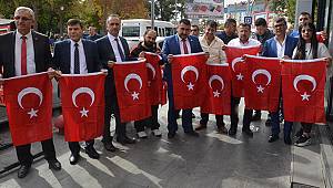 Türk Bayrağı Dağıttılar