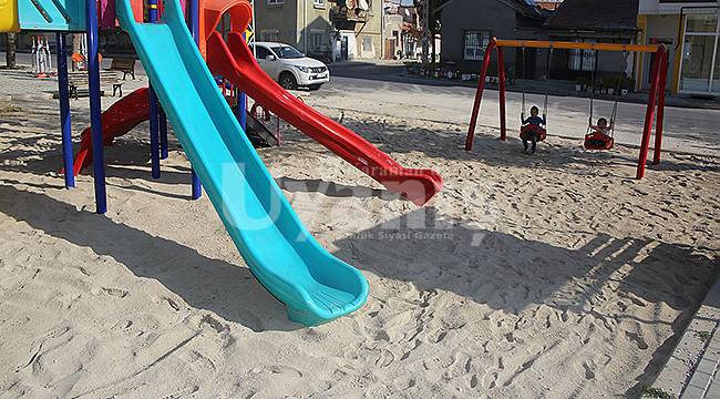 Belediye Oyun Parklarının Zeminine Kum Seriyor