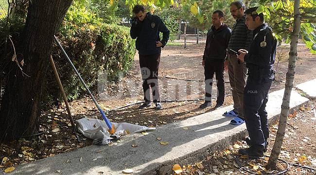 Cami avlusunda toprağa gömülmüş halde tabanca bulundu