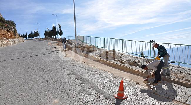 Ermenek'te yol ve kaldırım bakım çalışmaları sürüyor