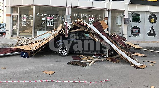 Karaman'da Fırtınada çatı otomobilin üzerine düştü
