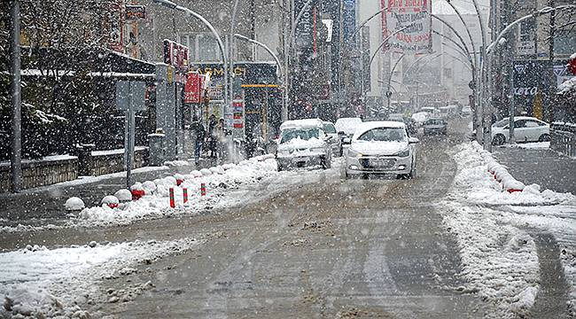 Karaman&#039;da Kar Yağışı Kenti Beyaza Bürüdü