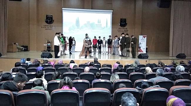 Belediyenin Tiyatro Etkinliğinde Çocuklar Doyasıya Eğlendi