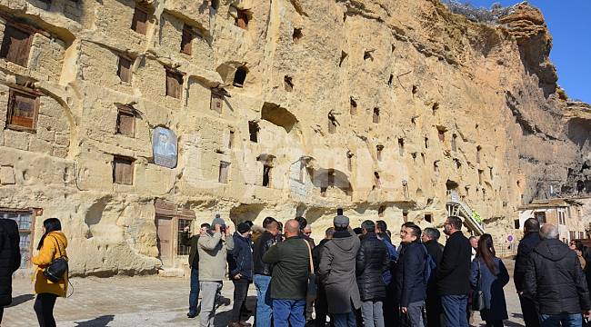 Kırgızistan İş Heyeti'ne Karaman'ın Tarihi Yerleri Gezdirildi