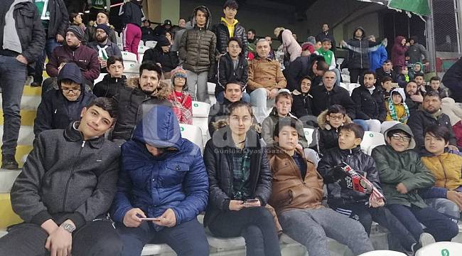 ÇEKOM çocuklarına karne hediyesi