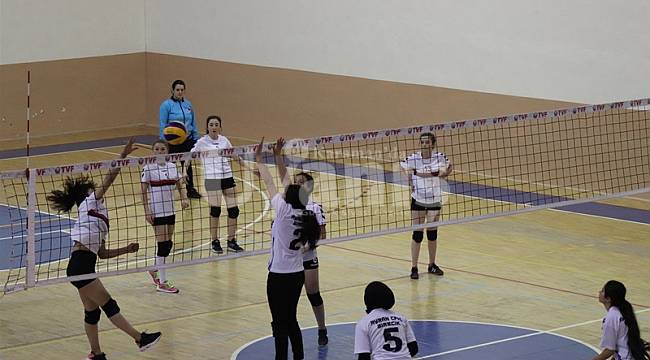 Okullar Arası Voleybol Grup Müsabakaları Karaman'da başladı