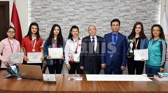 Genç Kızlarından Badmintonda Türkiye Derecesi