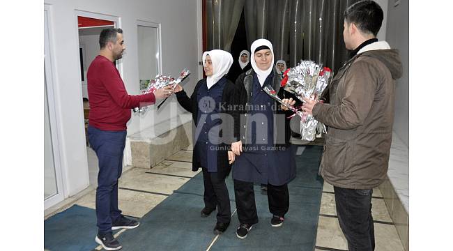 Kadın personeller mesai öncesi karanfillerle karşılandı