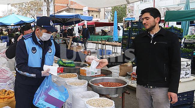 Karaman Belediyesi Pazarcı Esnafına Maske Dağıttı