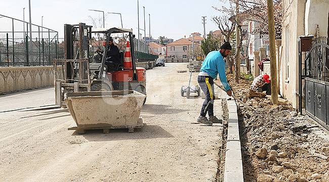 Larende Mahallesi'nde Kaldırım Çalışmaları Sürüyor