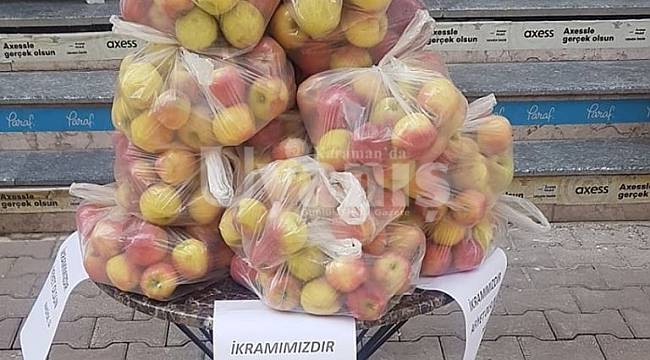 Nadide Mobilyadan Vatandaşlara Elma İkramı