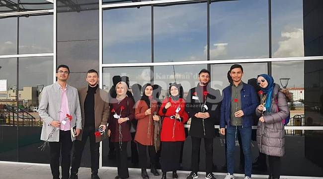 Öğrenciler kadınlar gününde karanfil dağıttı