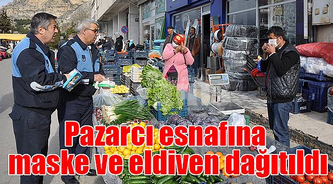 Pazarcı esnafına maske ve eldiven dağıtıldı