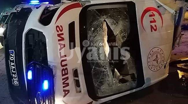 Tekeri Patlayan Ambulans Beton Bariyere Çarptı