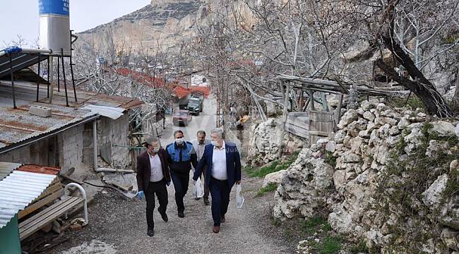 Zorlu vatandaşlara temizlik malzemesi dağıttı