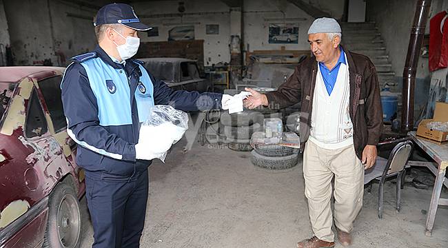 Belediye Sanayi Esnafına Maske Dağıttı