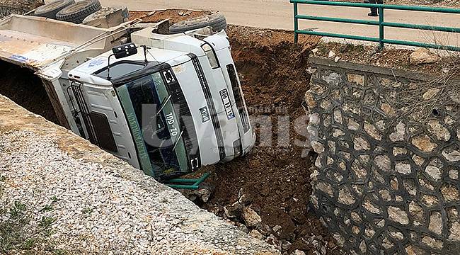 Karaman'da kamyon kanala devrildi
