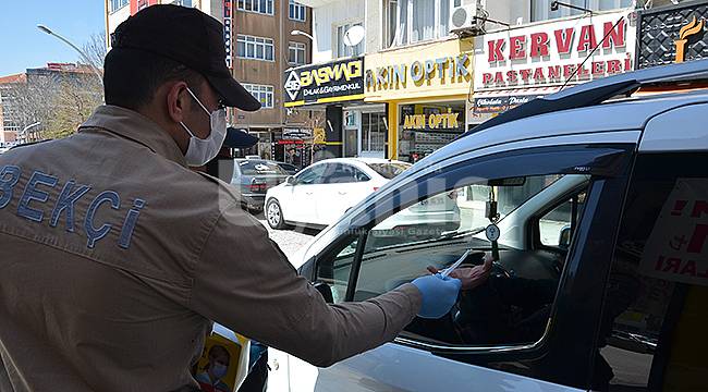 Karaman'da polisler vatandaşlara maske dağıttı