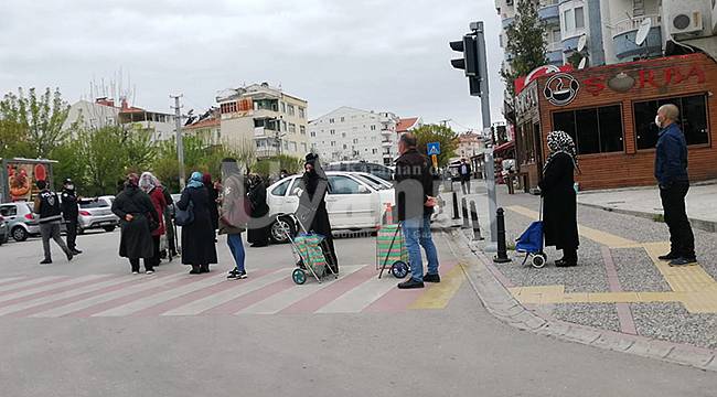 Karaman'da semt pazarı girişinde uzun kuyruklar oluştu