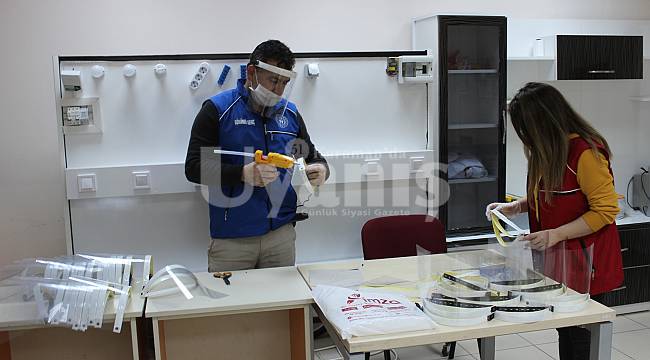 Karaman Gençlik Merkezi Siperlik Maske Üretiyor