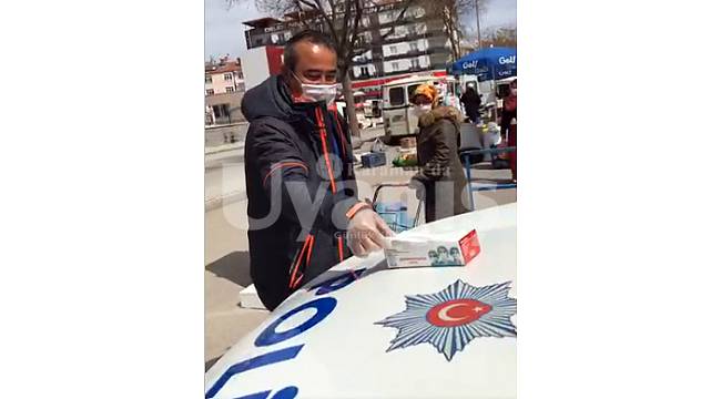 Karaman polisi eldiven ve maske dağıttı