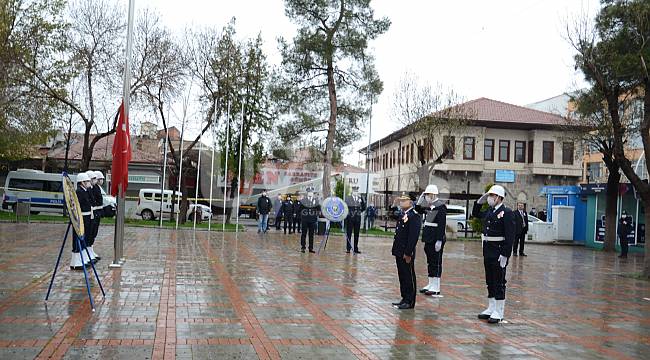 Türk Polis Teşkilatı 175. yılı münasebetiyle çelenk sunumu yapıldı