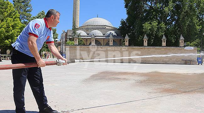 Belediye Camileri ve Çevresini Cuma Namazına Hazırlıyor