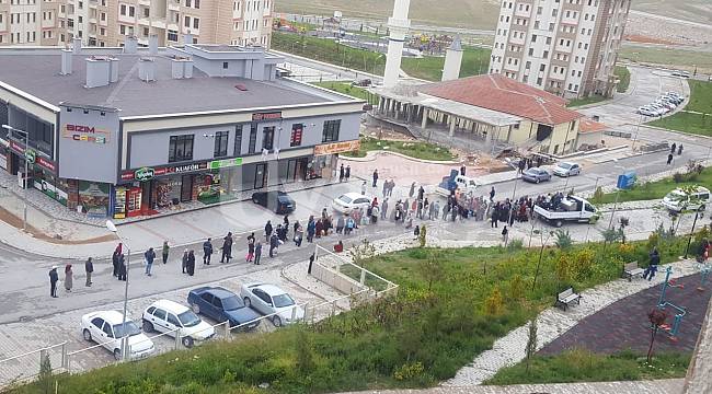 Hayırseverler pide ve süt dağıttı