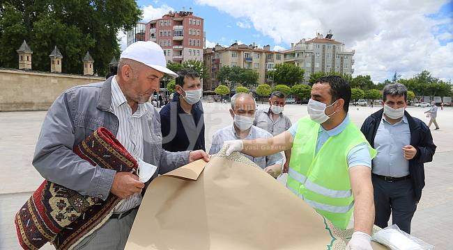 Karaman Belediyesi tek kullanımlık seccade ve maske dağıttı