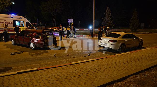 Karaman'da iki otomobil çarpıştı: 3 yaralı
