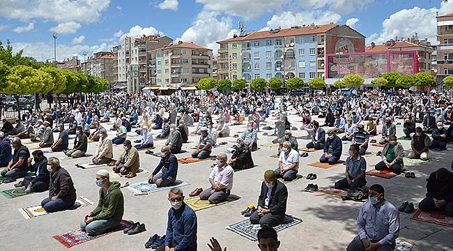 Karaman'da sosyal mesafeli ilk Cuma Namazı kılındı