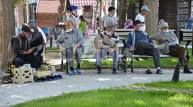18 yaş altı ve 65 yaş üstü vatandaşlar güneşli havanın tadını çıkardı